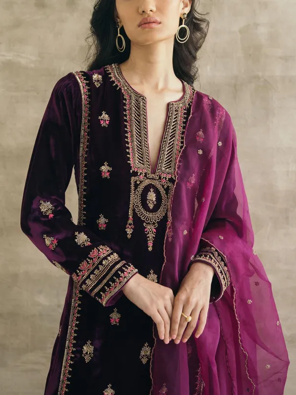 Elegant embroidered kaftan