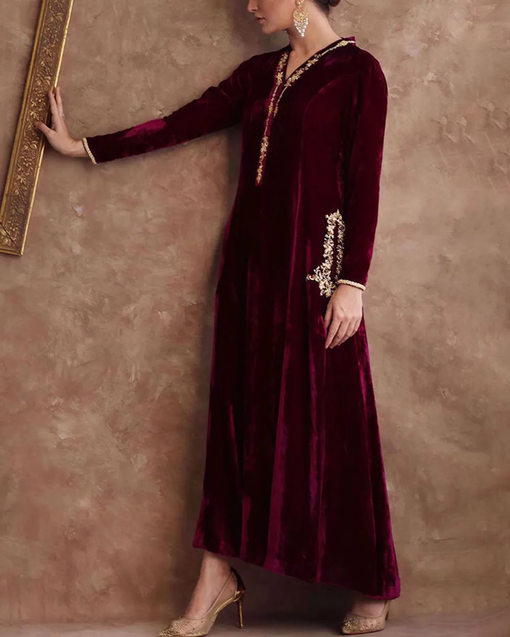 Elegant V-neck embroidered velvet kaftan