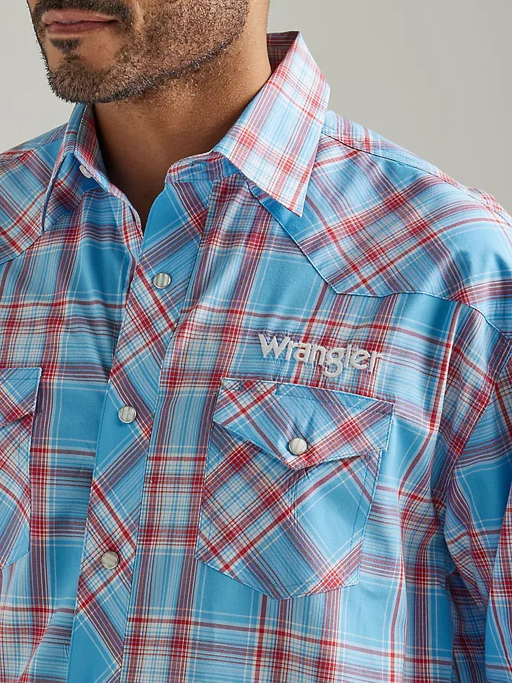 MEN'S WRANGLER® LOGO LONG SLEEVE WESTERN SNAP PLAID SHIRT IN SUNNY BLUE