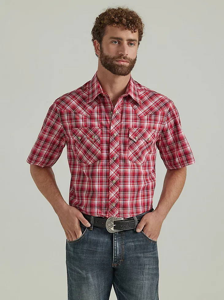 MEN'S WRANGLER RETRO® SHORT SLEEVE WESTERN SNAP WITH SAWTOOTH FLAP POCKET PLAID SHIRT IN SKY BLUE PLAID