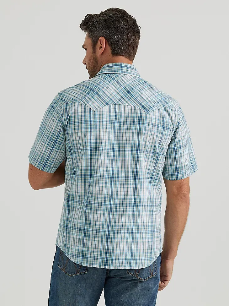 MEN'S WRANGLER RETRO® SHORT SLEEVE WESTERN SNAP WITH SAWTOOTH FLAP POCKET PLAID SHIRT IN SKY BLUE PLAID