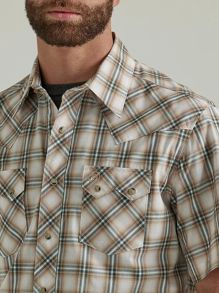 MEN'S WRANGLER RETRO® SHORT SLEEVE WESTERN SNAP WITH SAWTOOTH FLAP POCKET PLAID SHIRT IN SKY BLUE PLAID