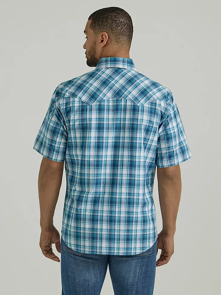 MEN'S WRANGLER RETRO® SHORT SLEEVE WESTERN SNAP WITH SAWTOOTH FLAP POCKET PLAID SHIRT IN SKY BLUE PLAID