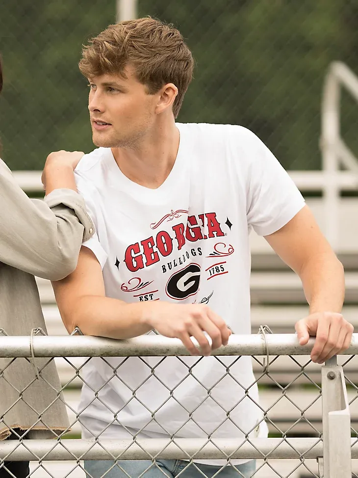 MEN'S WRANGLER COLLEGIATE LOGO T-SHIRT IN UNIVERSITY OF GEORGIA