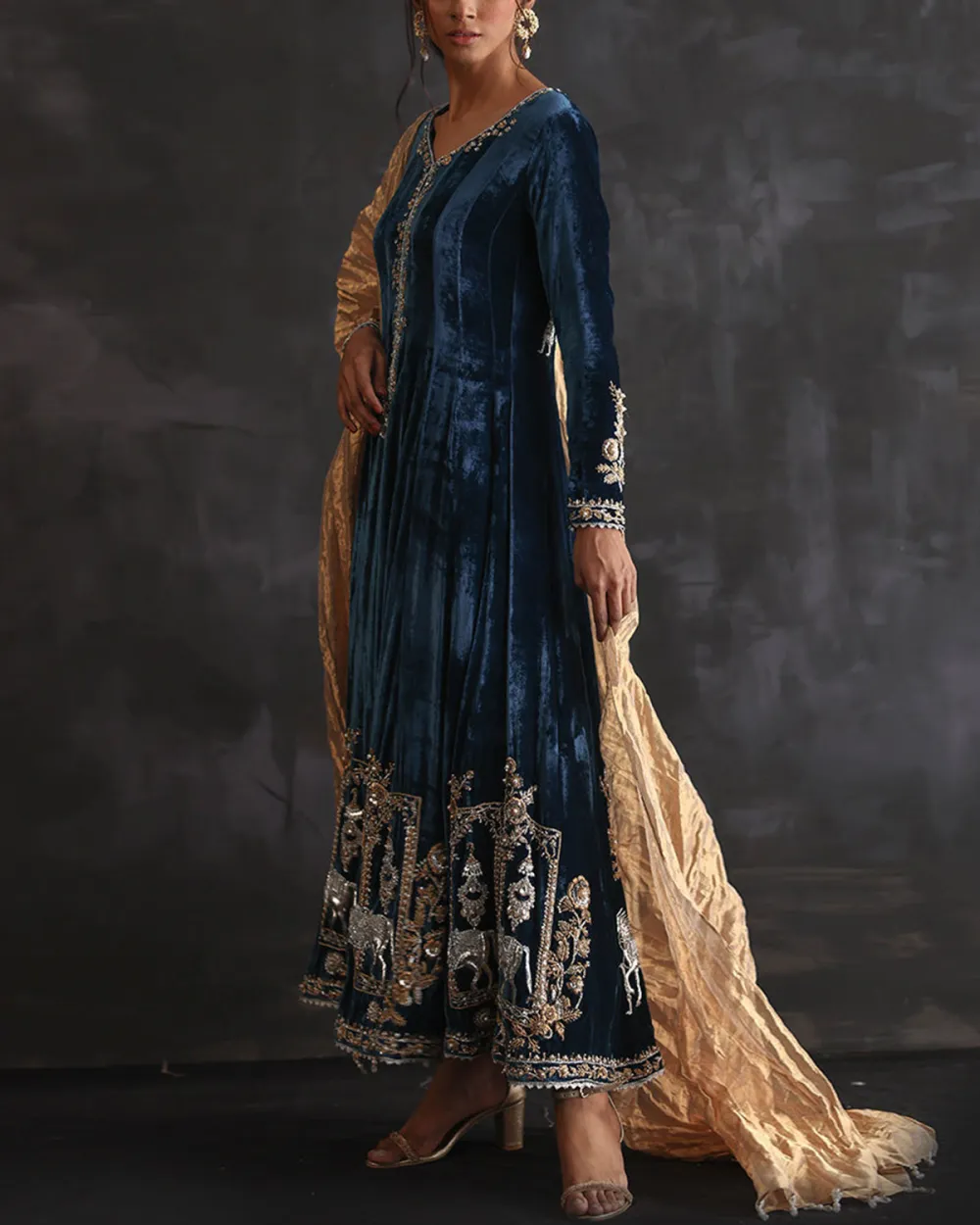 Elegant vintage embroidered velvet kaftan