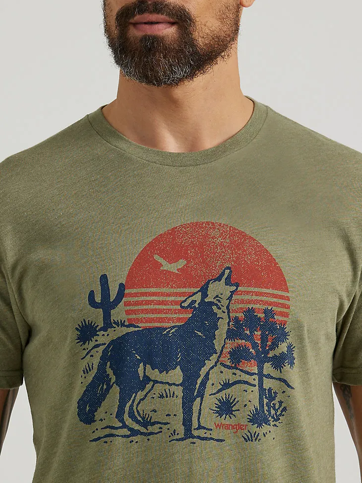 MEN'S WOLF AND MOON GRAPHIC T-SHIRT IN DEEP LINCHEN GREEN