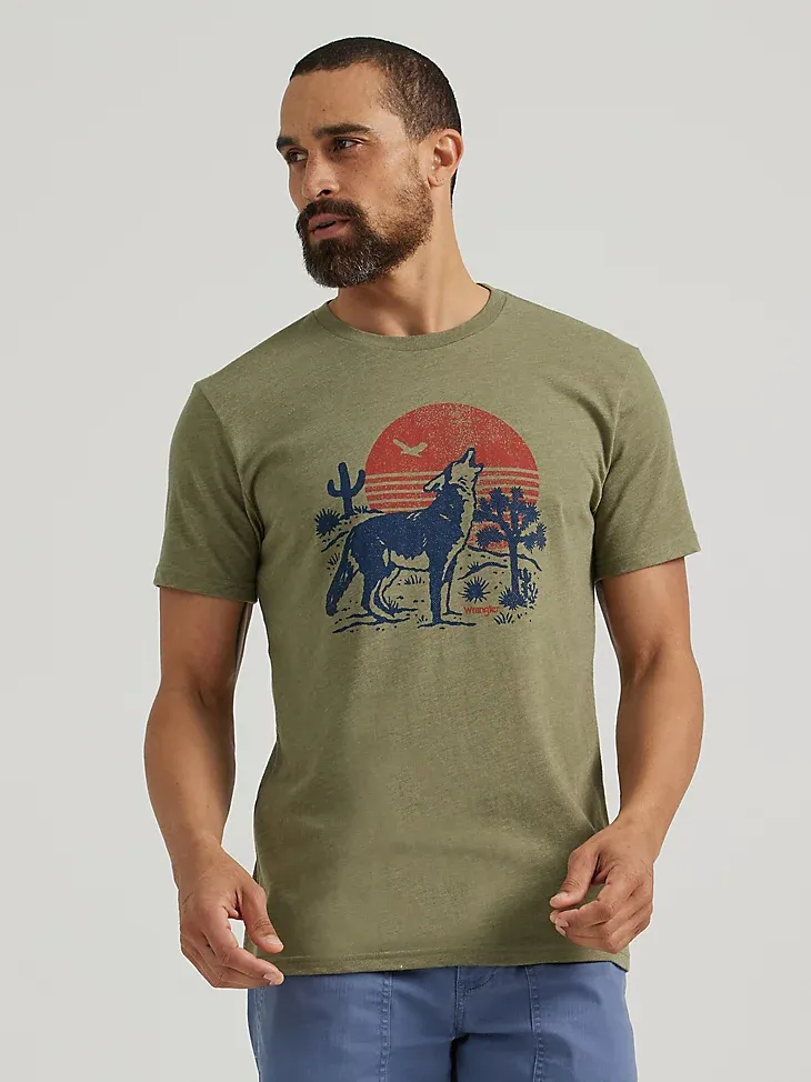 MEN'S WOLF AND MOON GRAPHIC T-SHIRT IN DEEP LINCHEN GREEN