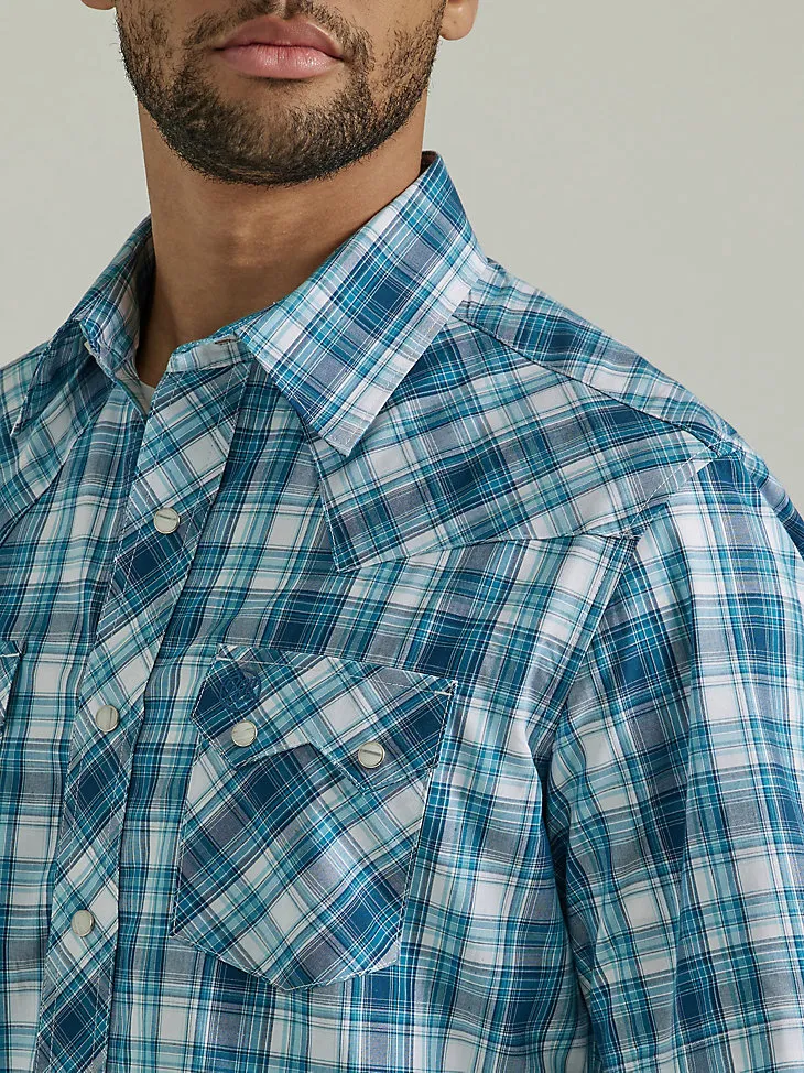 MEN'S WRANGLER RETRO® SHORT SLEEVE WESTERN SNAP WITH SAWTOOTH FLAP POCKET PLAID SHIRT IN SKY BLUE PLAID