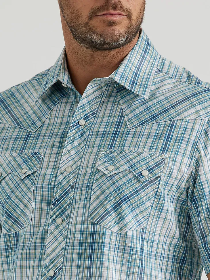 MEN'S WRANGLER RETRO® SHORT SLEEVE WESTERN SNAP WITH SAWTOOTH FLAP POCKET PLAID SHIRT IN SKY BLUE PLAID