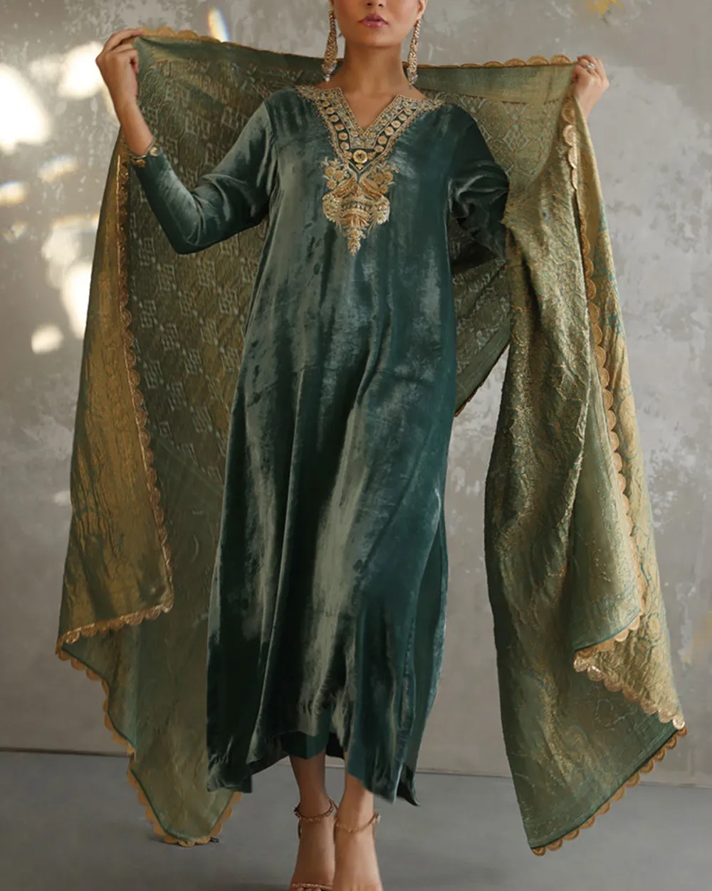 Elegant V-neck embroidered velvet kaftan