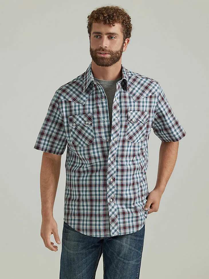 MEN'S WRANGLER RETRO® SHORT SLEEVE WESTERN SNAP WITH SAWTOOTH FLAP POCKET PLAID SHIRT IN SKY BLUE PLAID