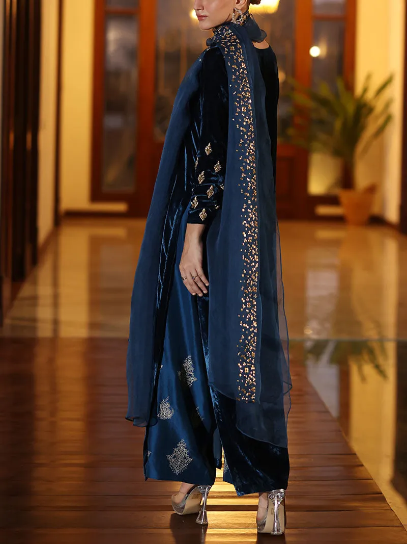 Elegant embroidered velvet kaftan