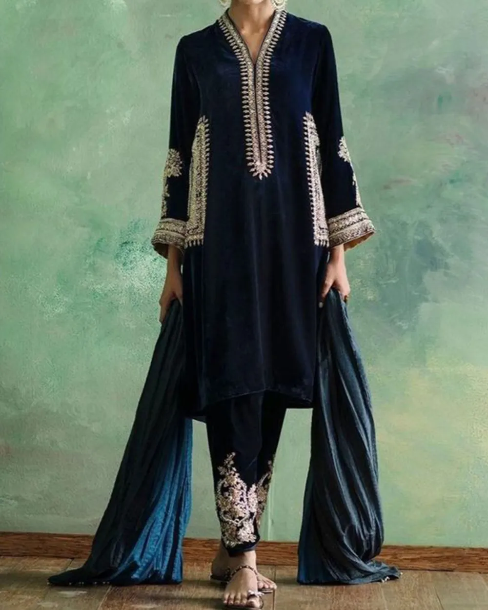 Vintage V-neck embroidered velvet kaftan