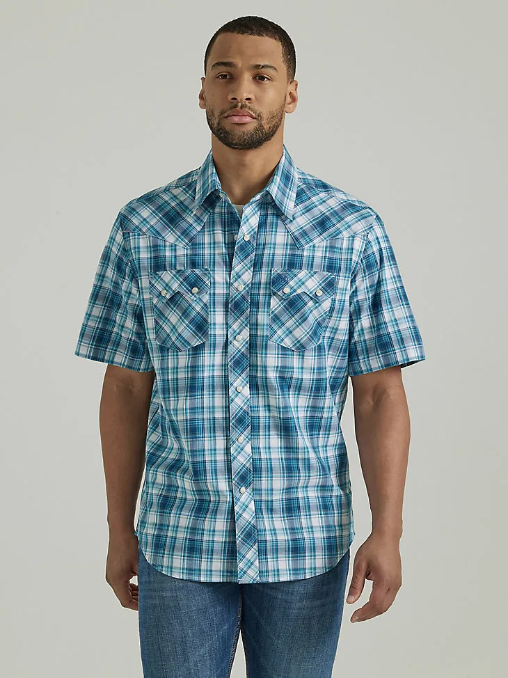 MEN'S WRANGLER RETRO® SHORT SLEEVE WESTERN SNAP WITH SAWTOOTH FLAP POCKET PLAID SHIRT IN SKY BLUE PLAID