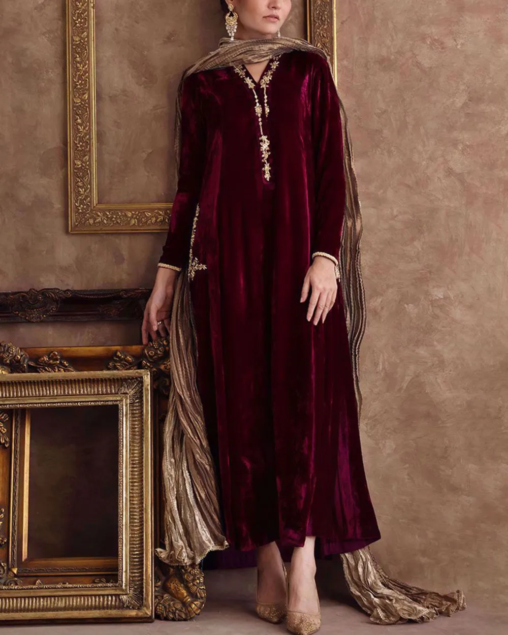 Elegant V-neck embroidered velvet kaftan